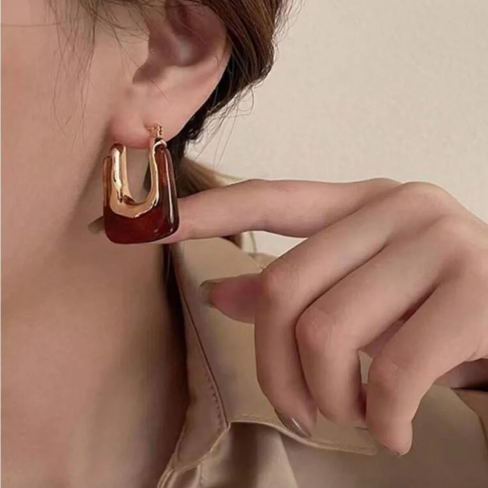 Zara style Vintage U-Shaped Hoop Earrings – Stylish & Timeless Design